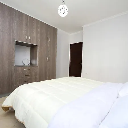 Oslo 2 With Private Parking アパート Vlorë