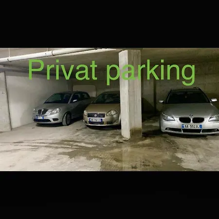 Oslo 2 With Private Parking アパート Vlorë
